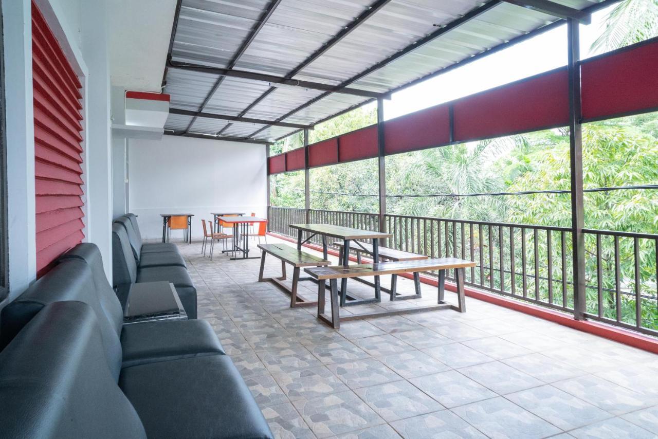 Reddoorz Plus Near Itc Cempaka Mas 2 Jakarta Kültér fotó