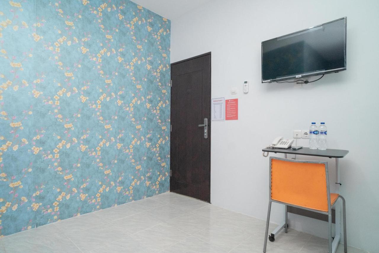 Reddoorz Plus Near Itc Cempaka Mas 2 Jakarta Kültér fotó
